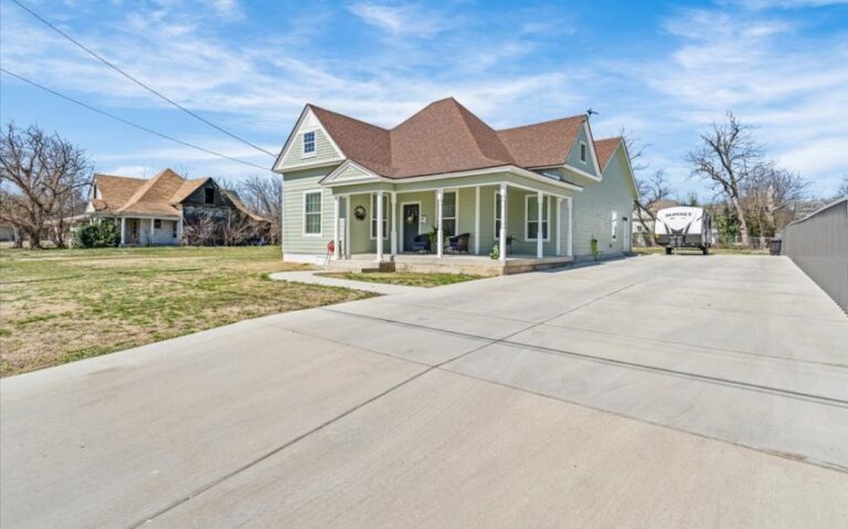 03 409 E Walnut 28 850x530 1 768x479