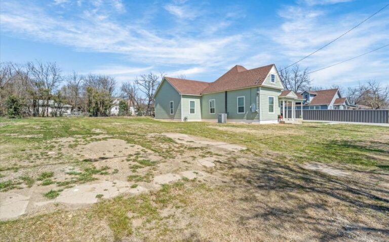 04 409 E Walnut 3 850x530 1 768x479