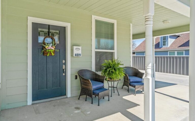 05 409 E Walnut 4 850x530 1 768x479