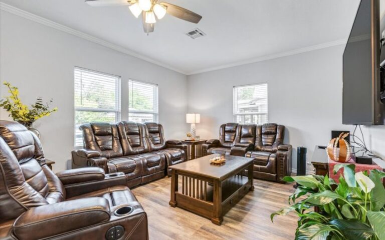 06 800 E Elm 7 850x530 1 768x479