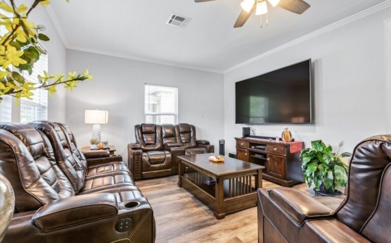 07 800 E Elm 8 850x530 1 768x479