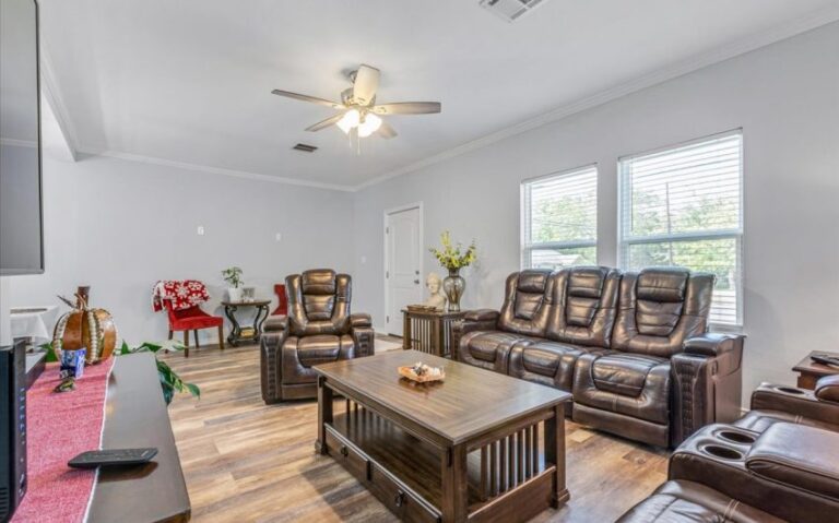 08 800 E Elm 9 850x530 1 768x479