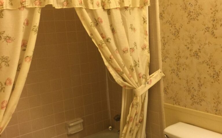 110 Mock Hall bath tub e1500329683199 850x530 1 768x479