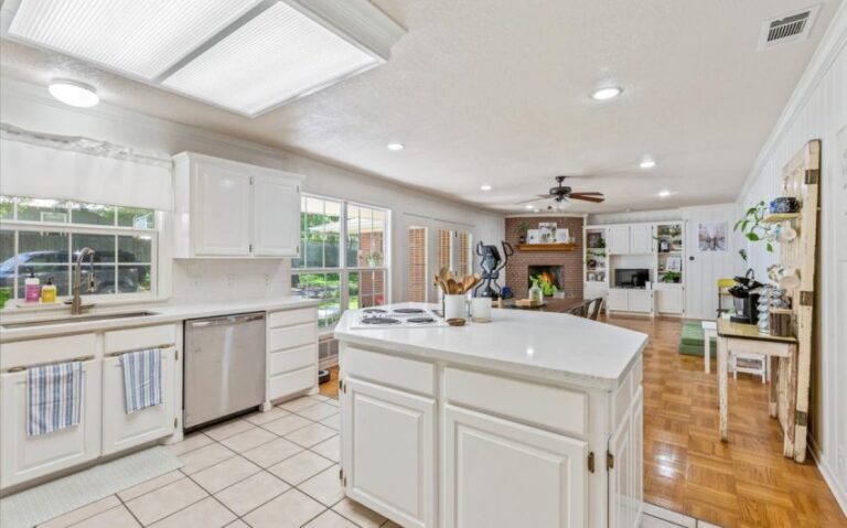 13 320 Carr St 12 850x530 1 768x479