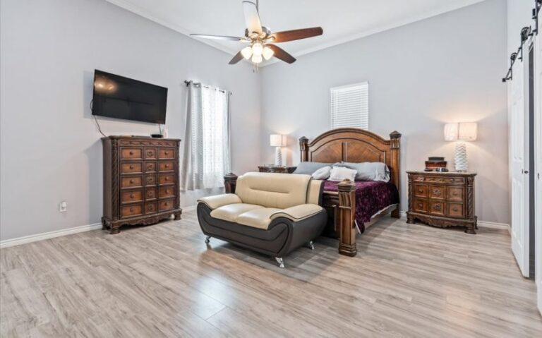 16 409 E Walnut 19 850x530 1 768x479