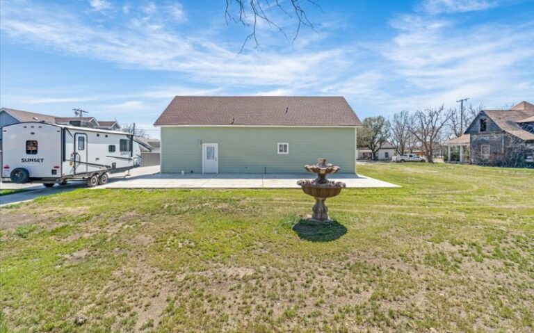 25 409 E Walnut 26 850x530 1 768x479