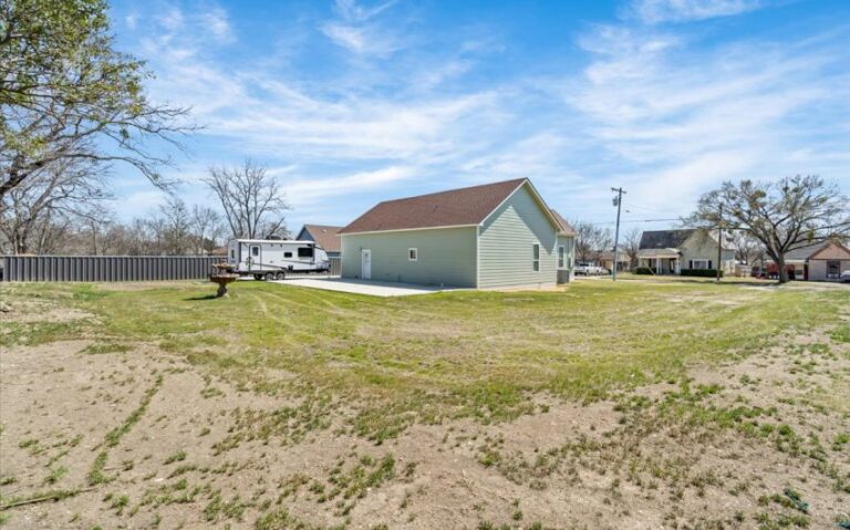 27 409 E Walnut 27 850x530 1 768x479