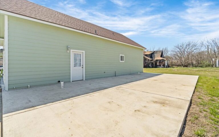 28 409 E Walnut 24 850x530 1 768x479