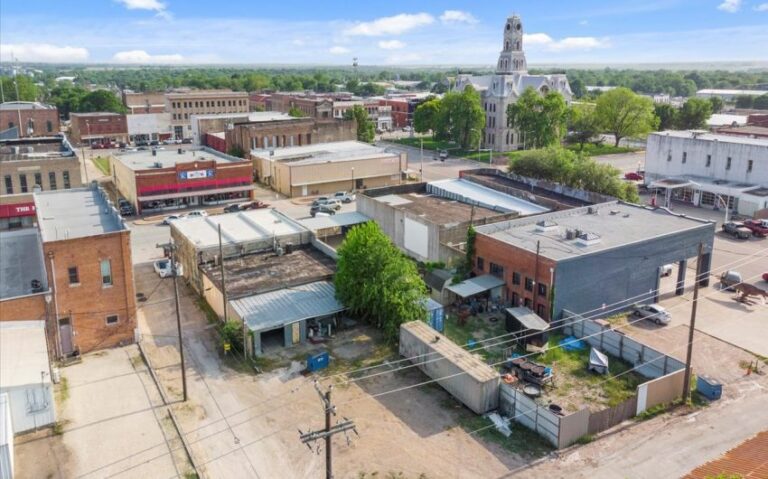 32 115 E Franklin Drone 4 850x530 1 768x479